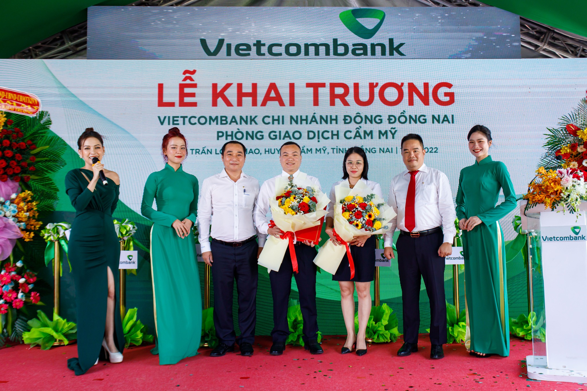 Khai truong Vietcombank Cam My 10