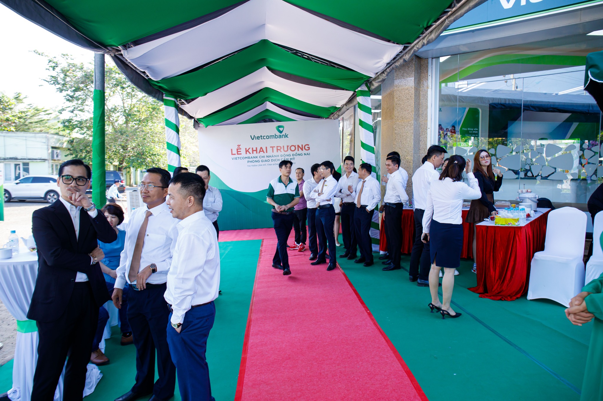 Khai truong Vietcombank Cam My 18