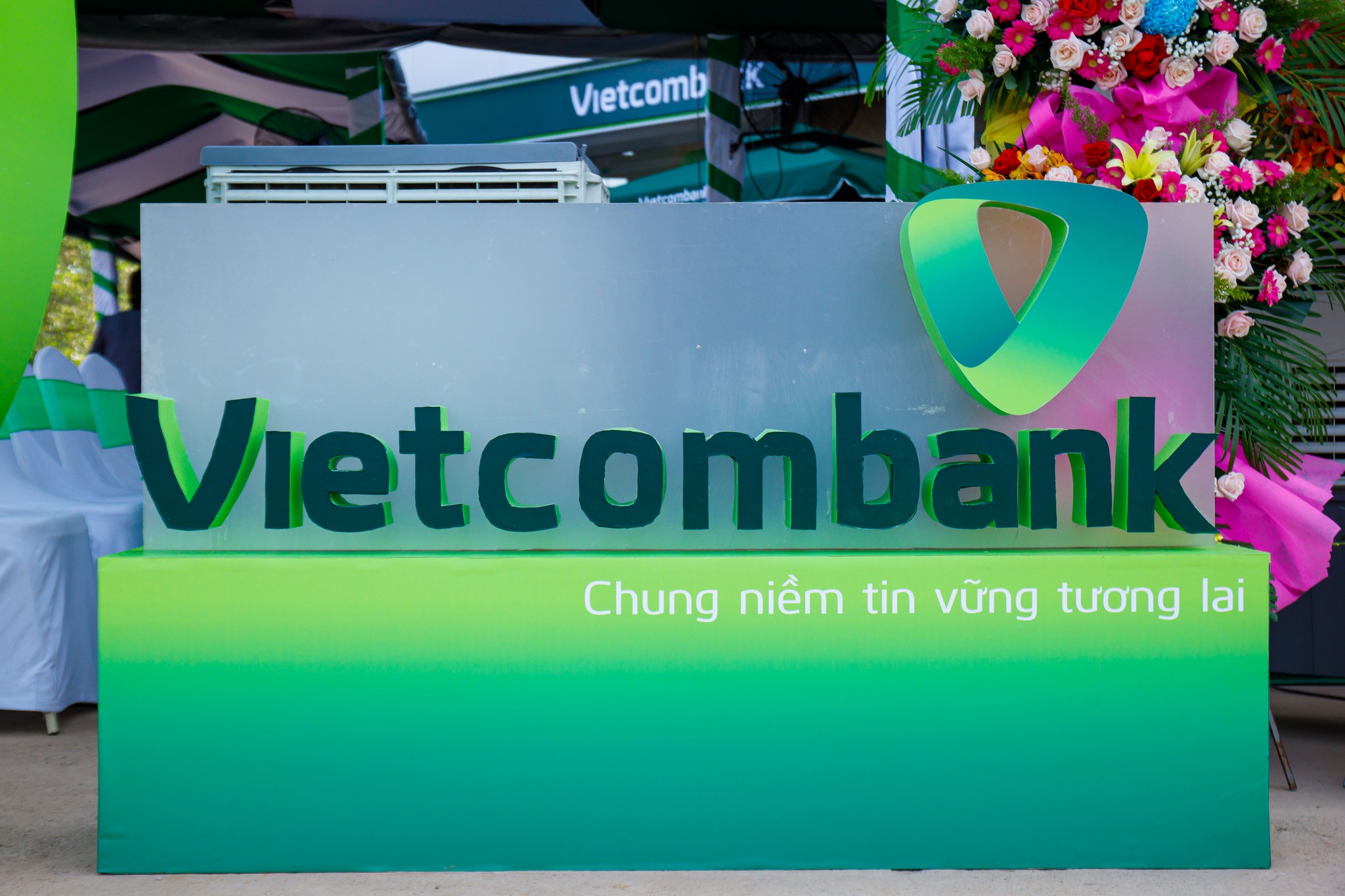 Khai truong Vietcombank Cam My 28