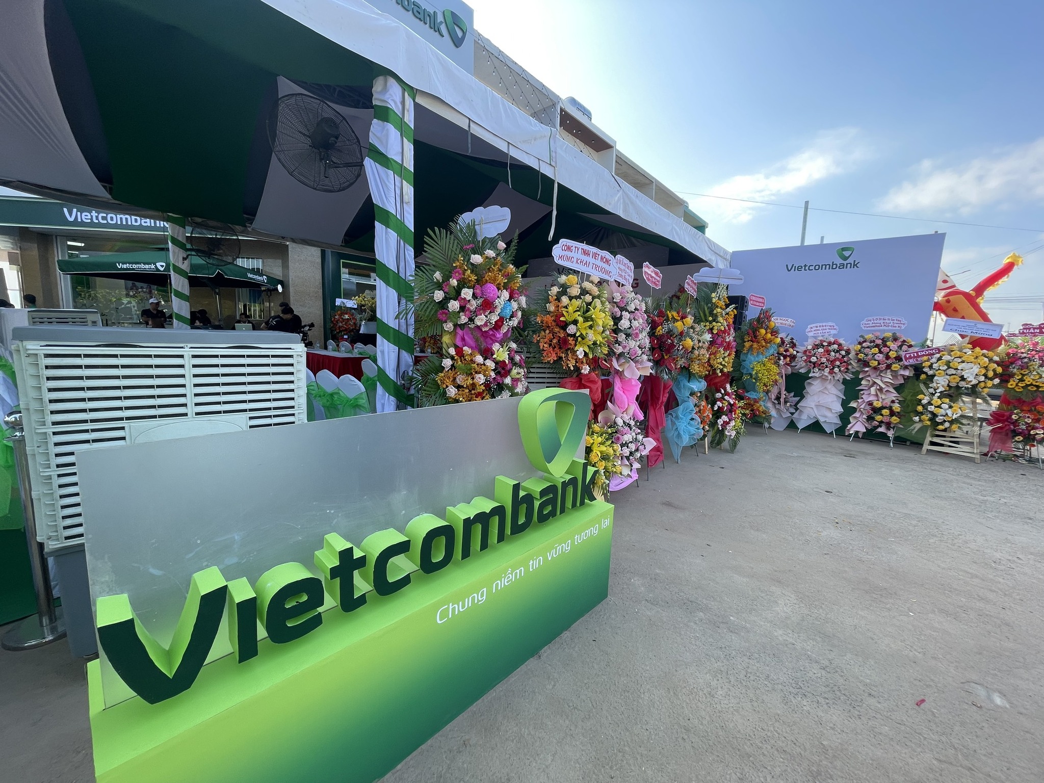 Khai truong Vietcombank Cam My 37