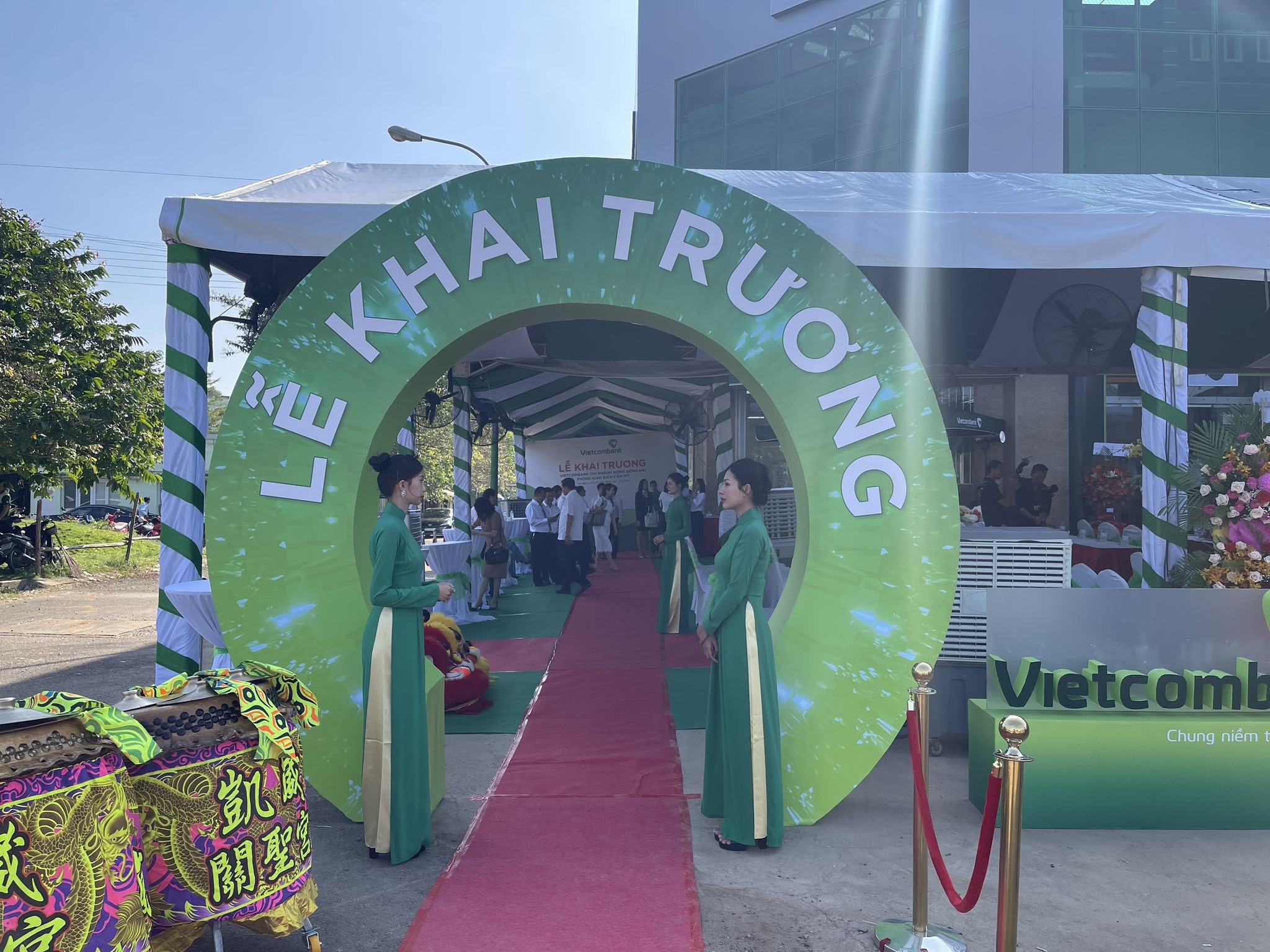 Khai truong Vietcombank Cam My 38