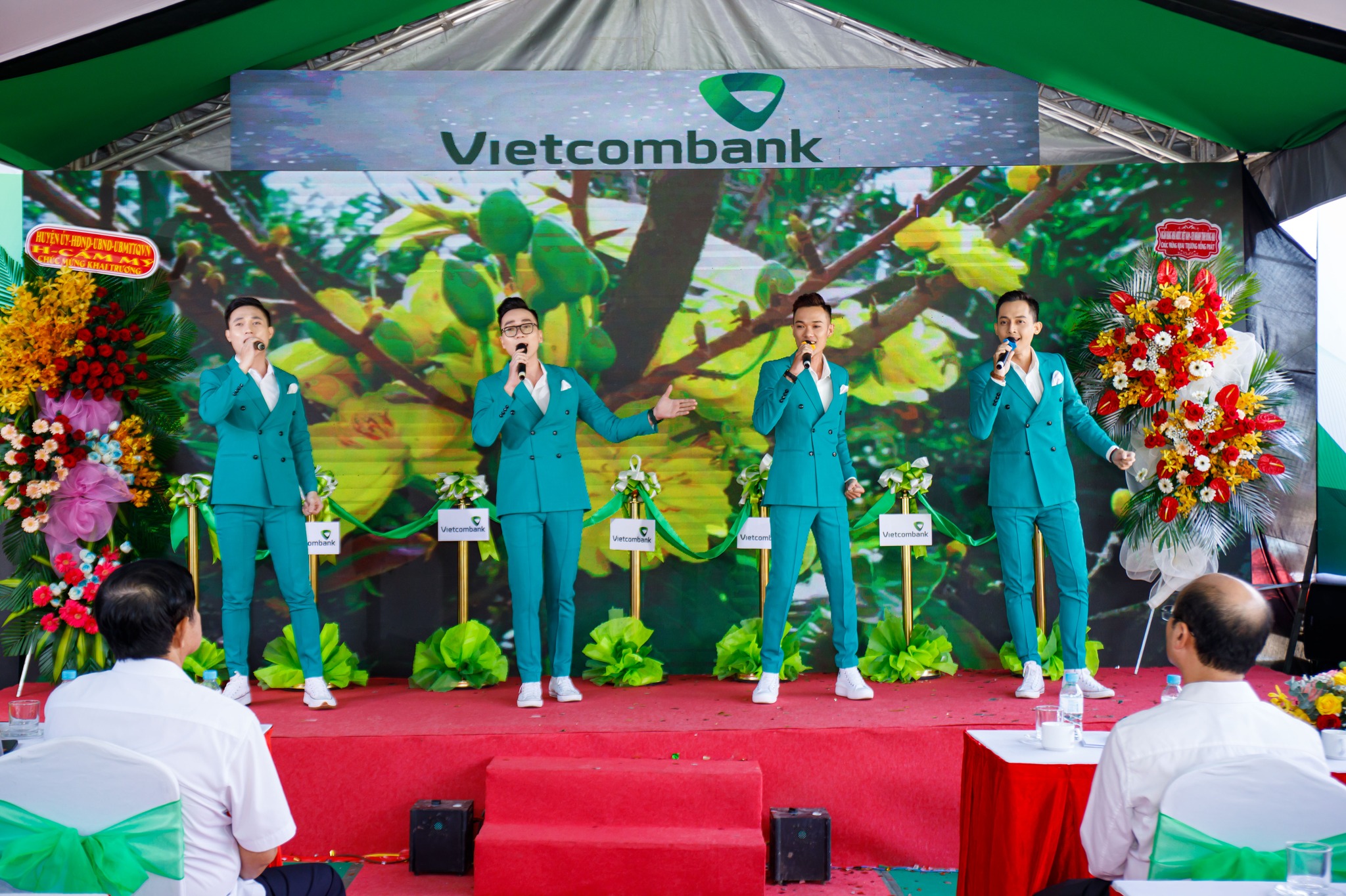 Khai truong Vietcombank Cam My 8